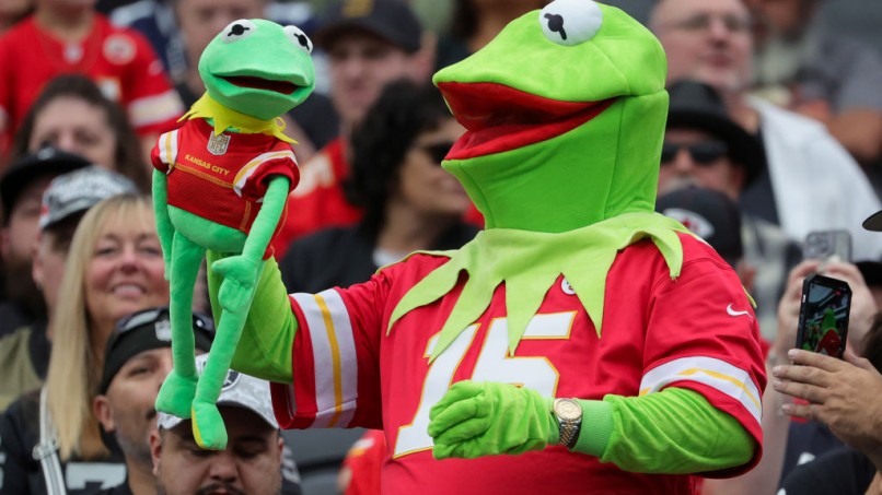 Eagles Fans Mock Patrick Mahomes With Kermit Doll Burning
