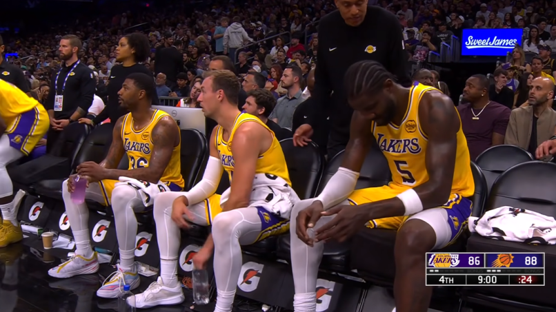 Lakers Center Deandre Ayton Exits Early vs Nuggets With Knee