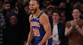 Stephen Curry celebrates after breaking Ray Allenâs all-time three-pointer record at Madison Square Garden on Tuesday