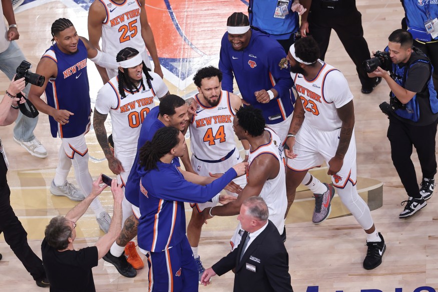 Members of the New York Knicks celebrate their 107-106 victory
