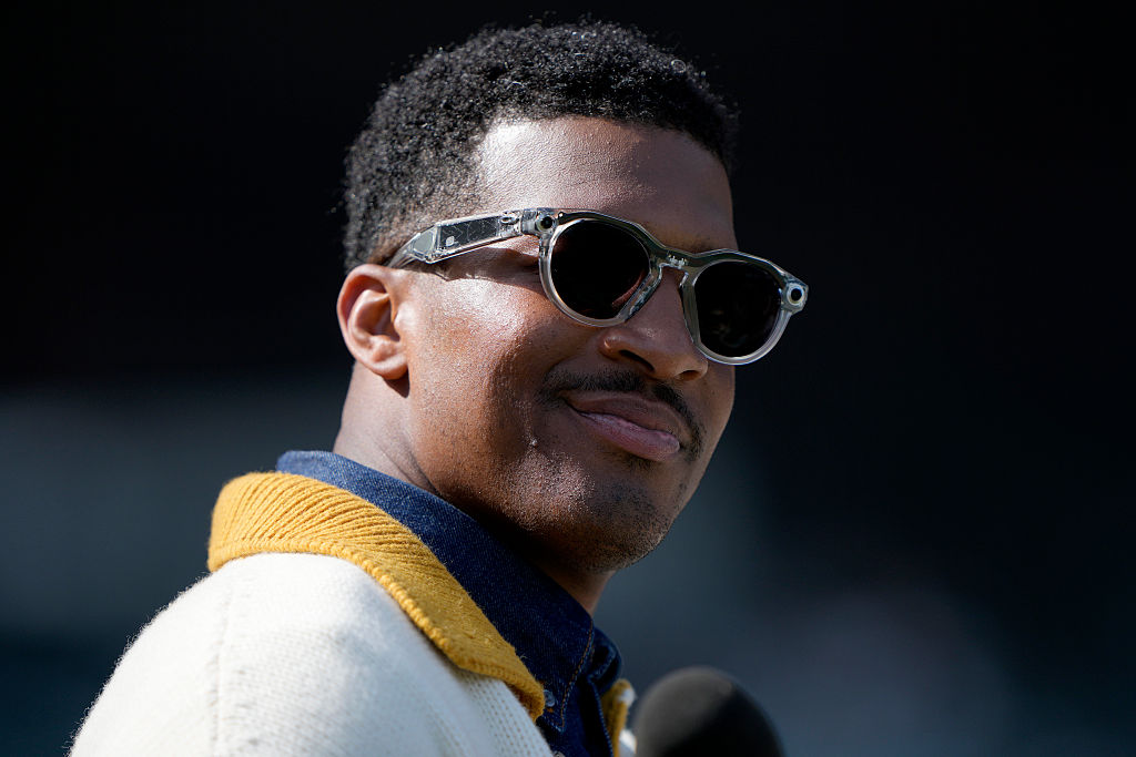 Jameis Winston Helps Choose Up Trash After Japan’s World Cup Draw, Wins Reward Online