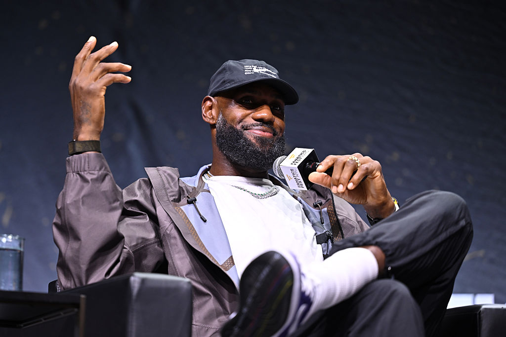 LeBron James Reportedly Delays Free Agency Decision Amid Anthony Davis, Kyrie Irving Commerce Hopes