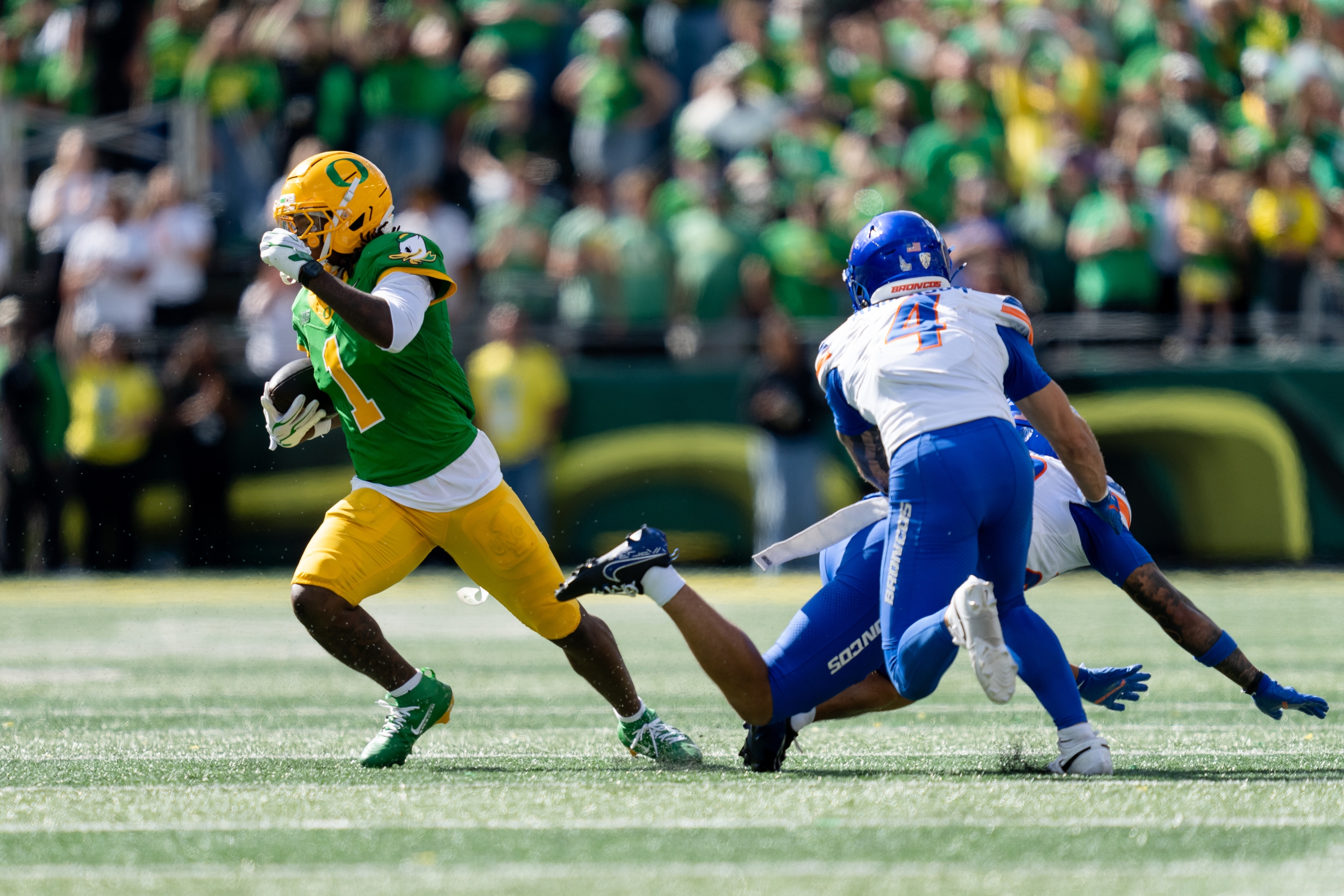 No. 2 Oregon Survives Sluggish Begin, Holds Off Boise State 34-27 in Season Opener