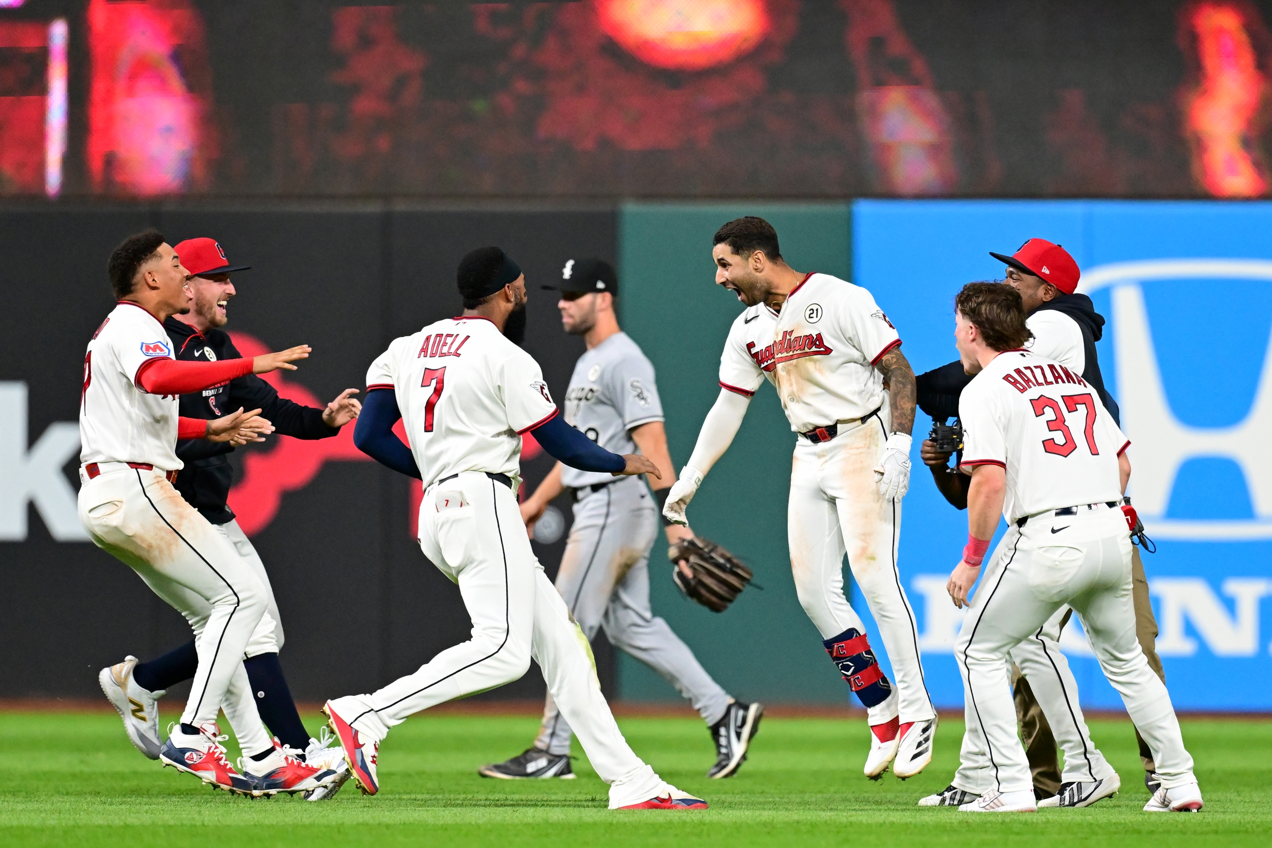 Six Groups Clinched, Wild Card Races Tighten With Two Weeks Left