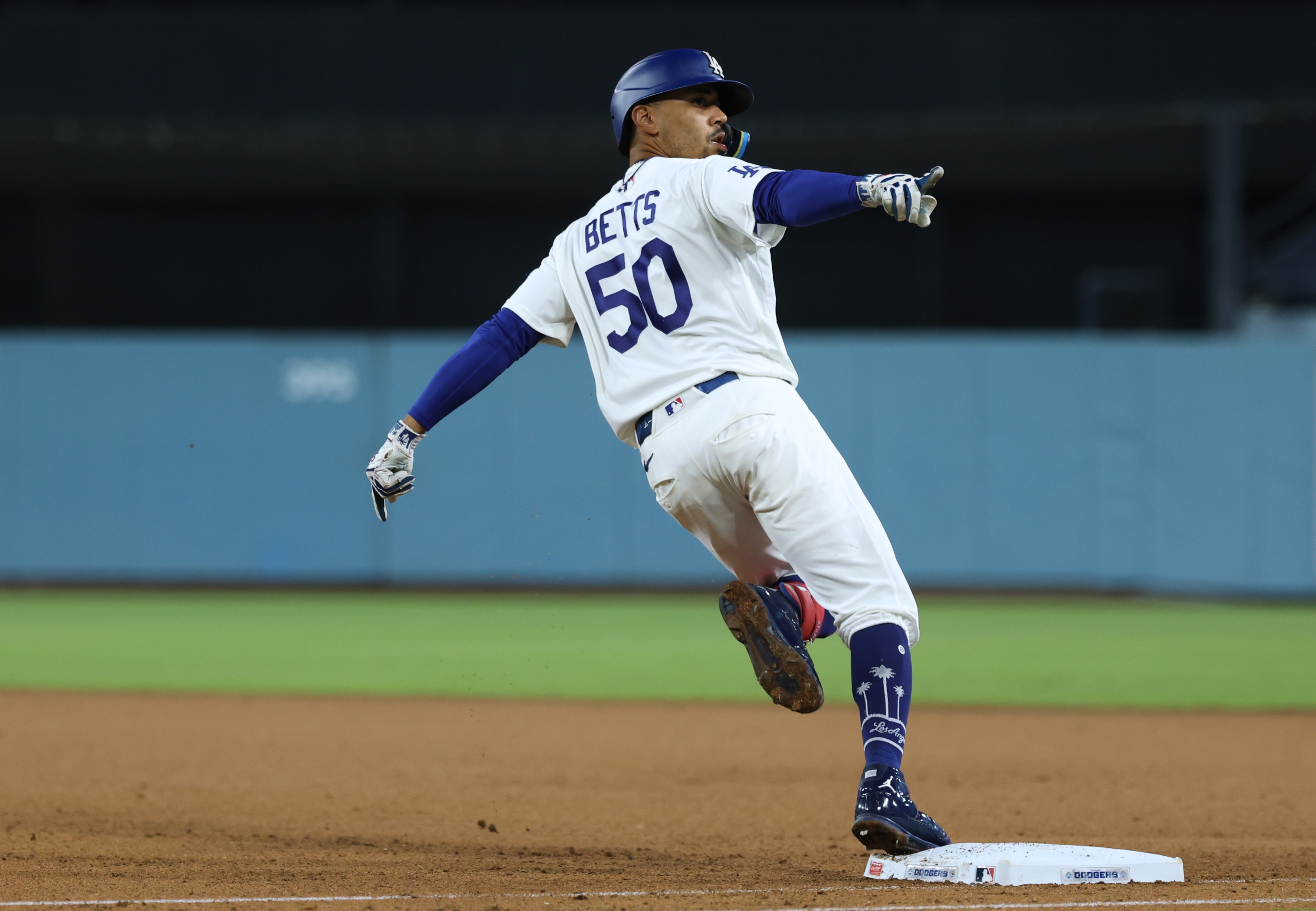 Mookie Betts Homers Twice as Dodgers Blast 4 Residence Runs within the Eighth to Rout Giants 8-2