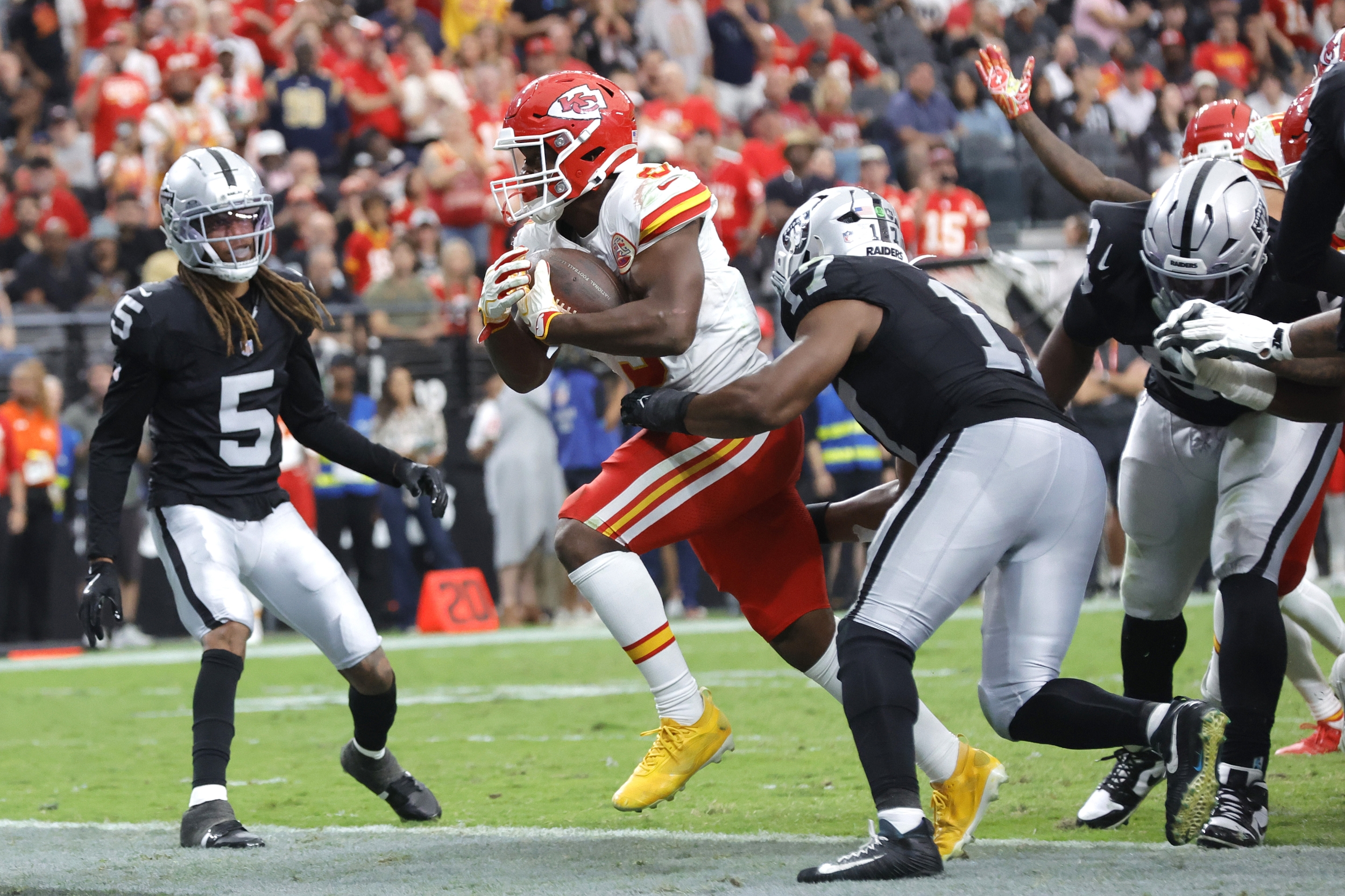 Kenneth Walker’s Late Touchdowns Carry Chiefs Previous Raiders 30-27, Ending Las Vegas’ Unbeaten Begin