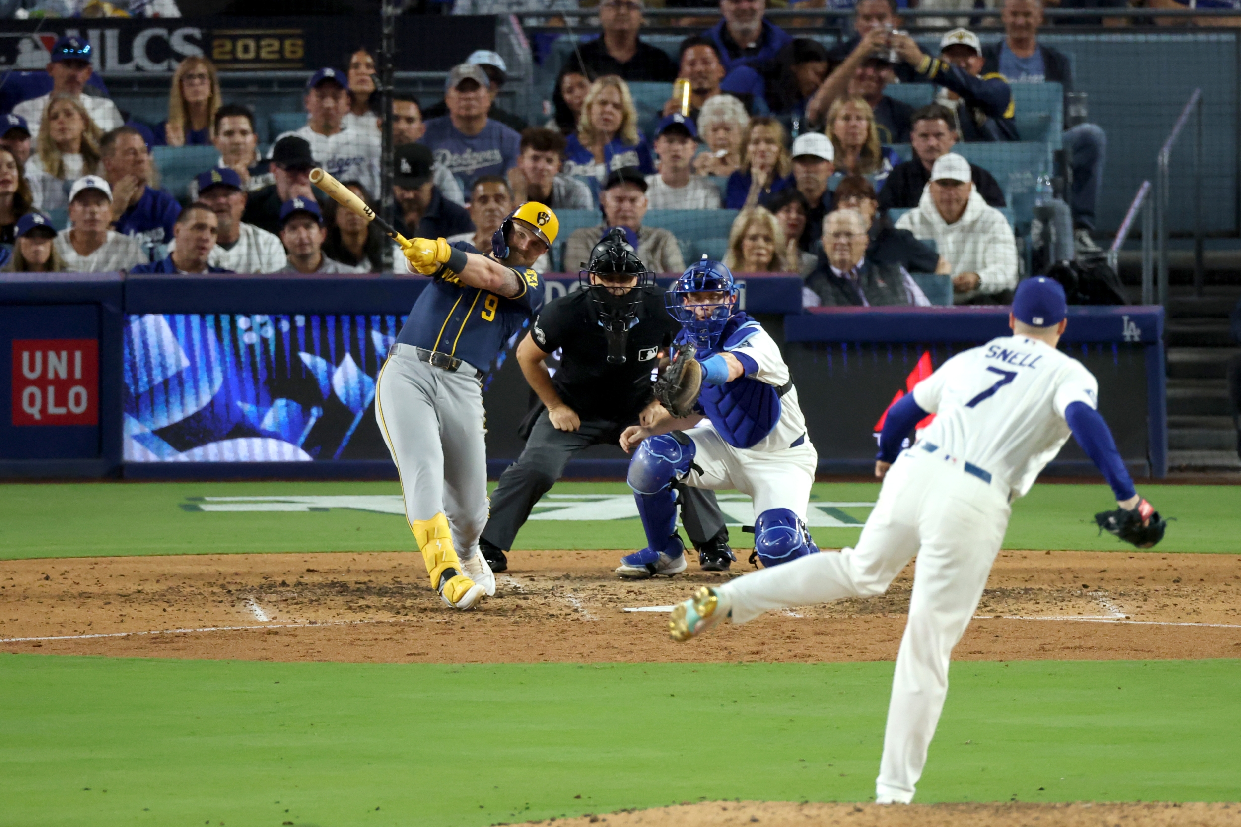 Bauers, Mitchell Break Snell in Seventh as Brewers Win Game 3, Lead NLCS 3-0