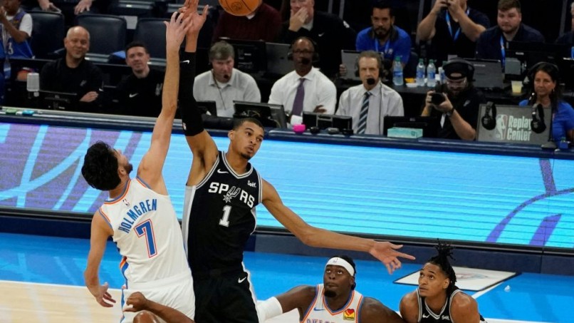 Victor Wembanyama and Chet Holmgren - BASKET-NBA-SPURS-THUNDER
