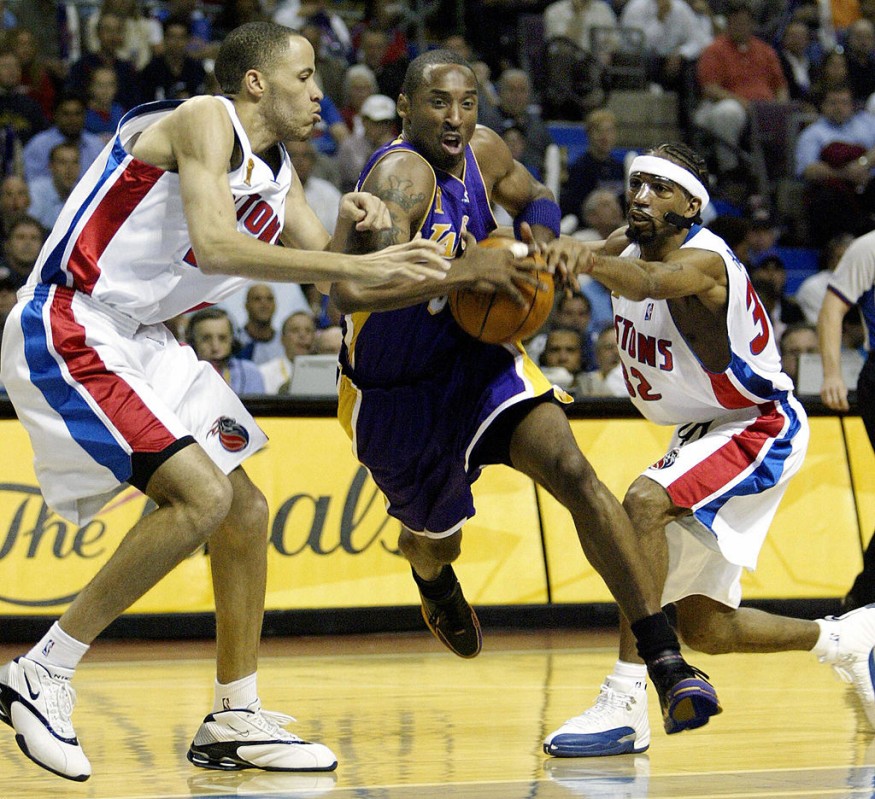 Kobe Bryant (C) of the Los Angeles Lakers